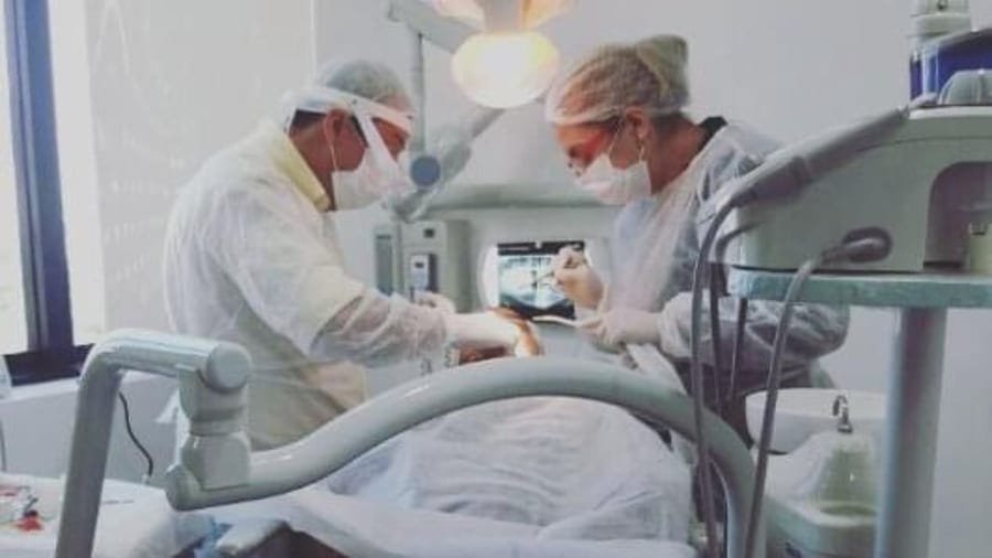 Equipe em procedimento cirúrgico na clínica