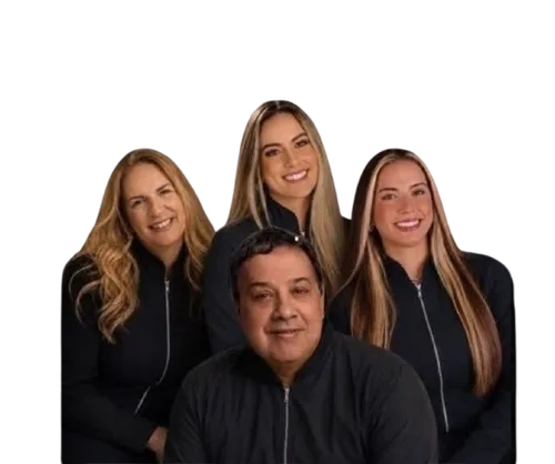 Equipe da Suíta Coura Odontologia: Dr. Élio Coura, Dra. Monica, Dra. Fernanda e Dra. Fabiana
