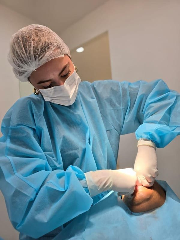 Dra. Fernanda Suíta Coura realizando um procedimento